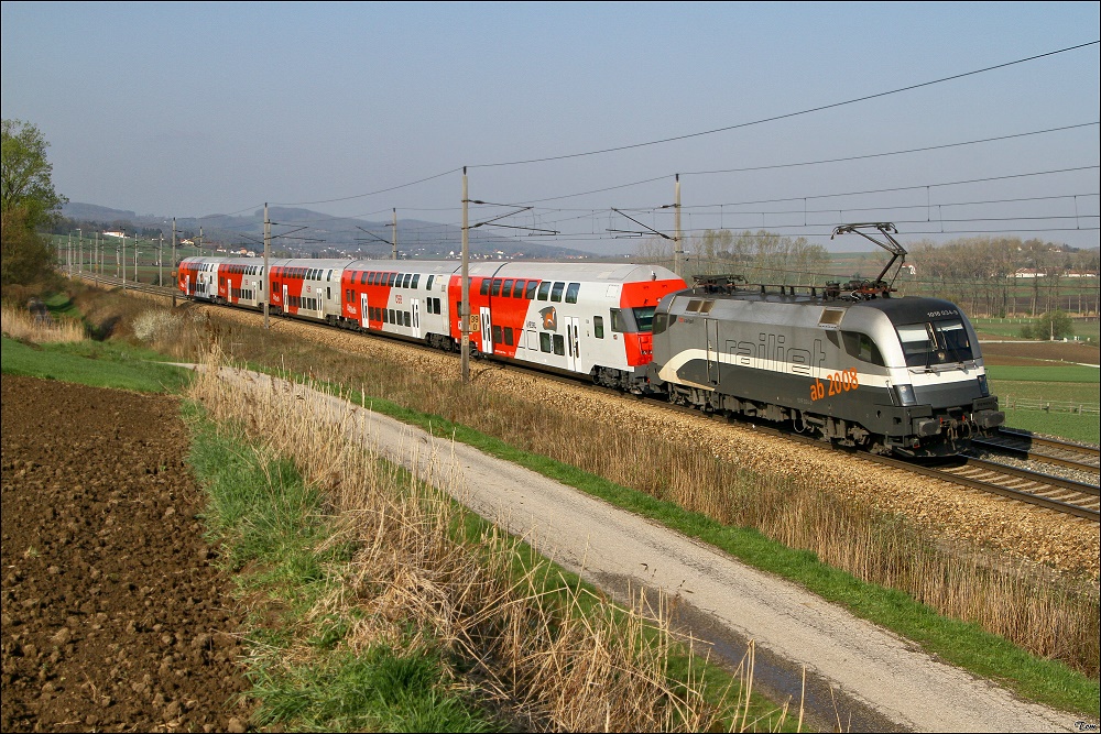 1016 034 im Railjet Vordesign fhrt mit einer Dostogarnitur als REX 1617  Naturhistorisches Museum Wien  von St.Plten nach Wien West. Neulengbach 17.04.2010