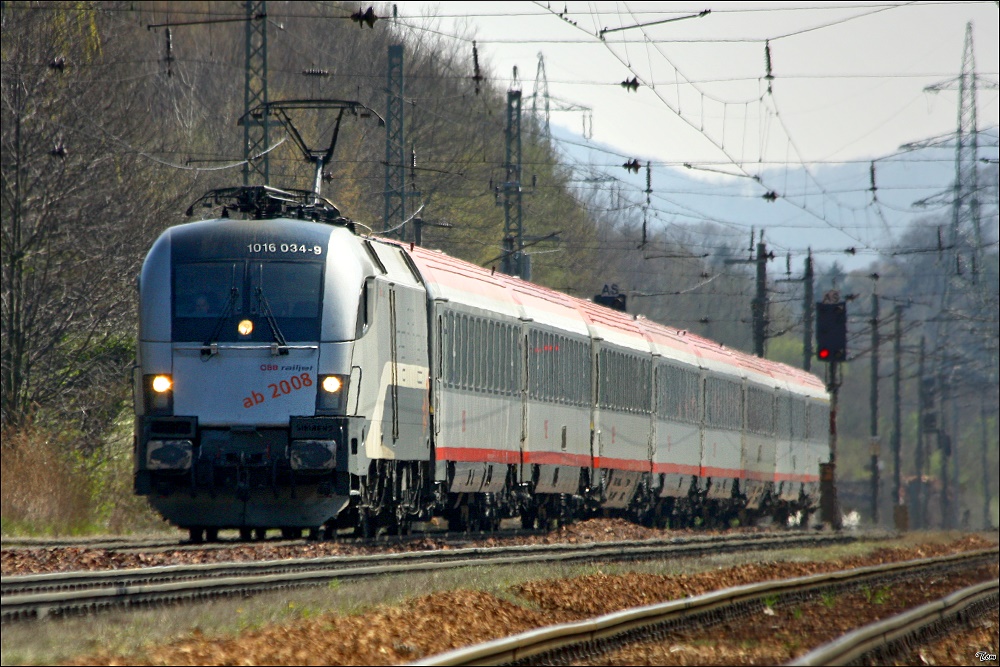 1016 034 im Railjet Vordesign fhrt mit IC 548  Spa-Hotel Almesberger  von Wien West nach Salzburg. 
Rekawinkel 17.04.2010