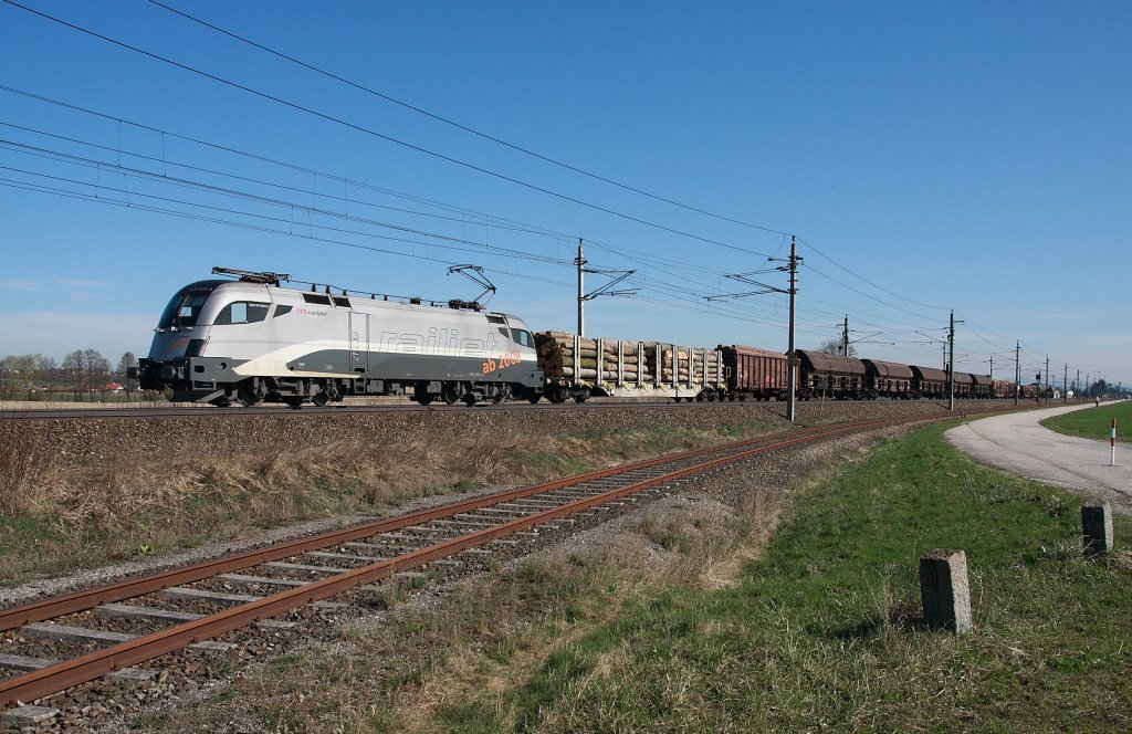 1016 034 (RJ mit Versuchslackierung)unterwegs mit einem Gterzug auf der Westbahn. Aufgenommen am 3. April 2010 bei Hrsching.