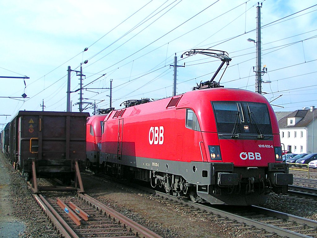 1016 035-6 wird mit einem weiteren  Stier  aufgrund von Gleisbauarbeiten am Bhf. Marchtrenk auf das Bahnsteiggleis umgeleitet;110303