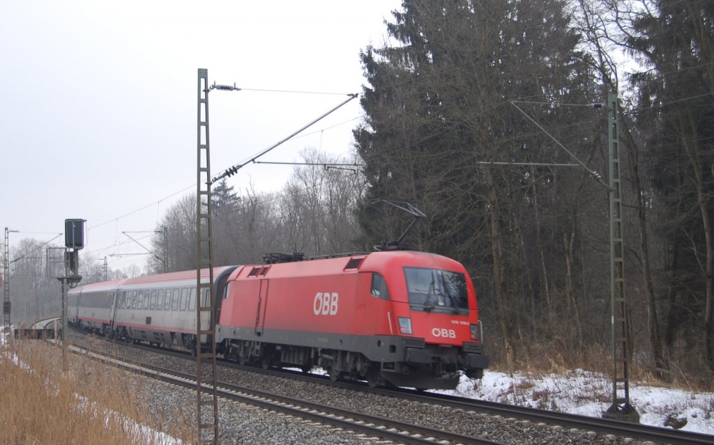 1016 036-4 schiebt den stark verspteten EC 113 zum nchsten Halt Rosenheim. 8.2.2010