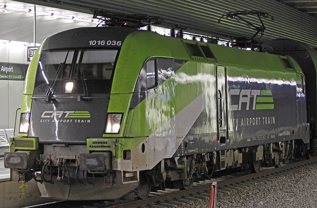 1016-036 fhrt am 1.8.2013 als CAT-Lok am Flughafen Wien ab. Nchster Halt und gleichzeitig Endstation: Wien Mitte (Landstrae).