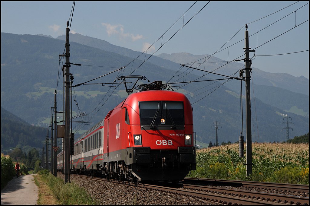 1016 038 jagt durch das Inntal mit dem EC 188 „Garda“ nach Mnchen. (07.08.2009)
