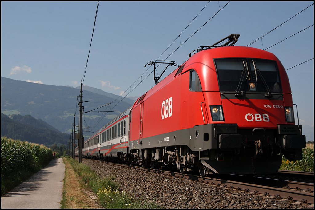 1016 038 jagt durch das Inntal mit dem EC 188 „Garda“ nach Mnchen. (07.08.2009) 

