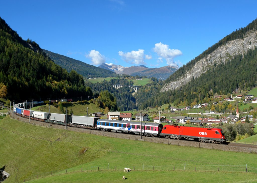 1016 038 mit einer Rola von Brennersee nach Wrgl Terminal am 09.10.2010 unterwegs bei St. Jodok am Brenner.
