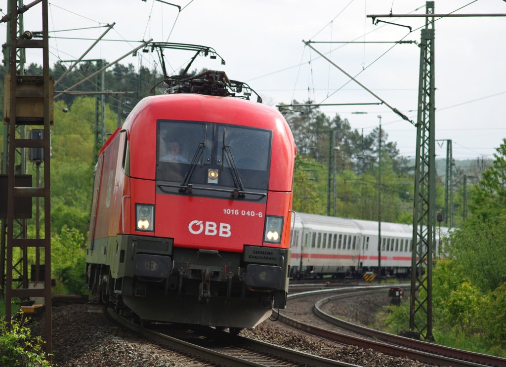 1016 040-6 bespannte am 16.05.2010 in IC 2082  Knigsee . Hier in der Ausfahrt Eichenberg in Richtung Gttingen.