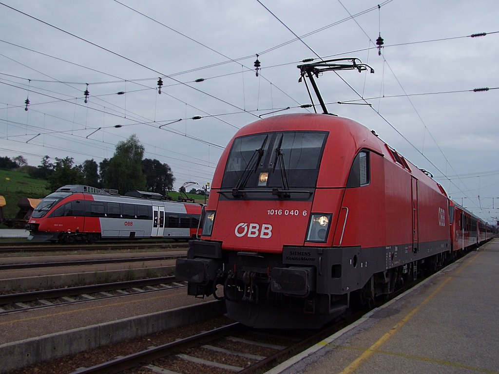 1016 040-6 erreicht mit REX1794 ( HEUTE deineGratis-Zeitung)den Bahnhof Schrding;100907