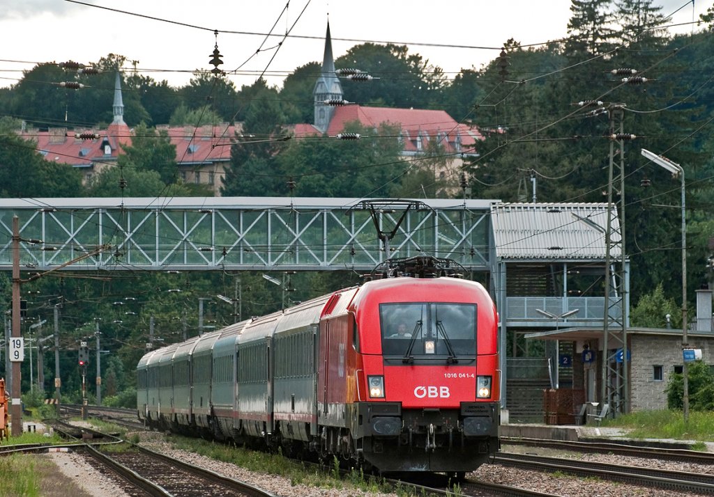 1016 041 passiert mit OIC 645 Tullnerbach-Pressbaum. Die Aufnahme entstand am 06.08.2010.