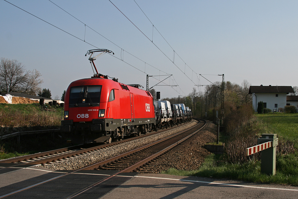 1016 042 mit einem Autozug am 24.04.2010 am B Vogl bei Grokarolinenfeld.