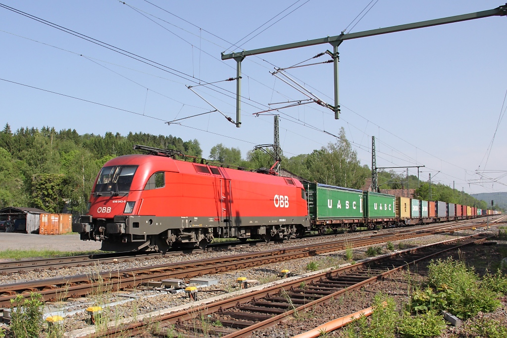 1016 043-0 mit Containerzug in Fahrtrichtung Sden. Aufgenommen am 22.05.2012 am B Eltmannshausen/Oberhone.