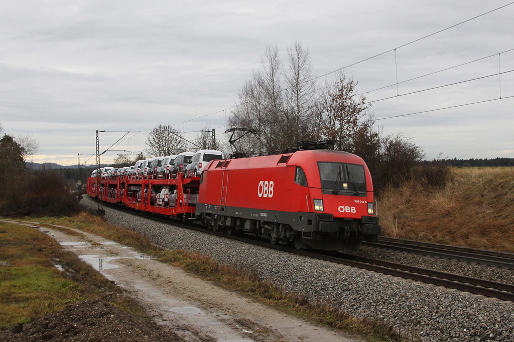 1016 043 mit einem Autozug am 13.12.2011 bei Ostermnchen.