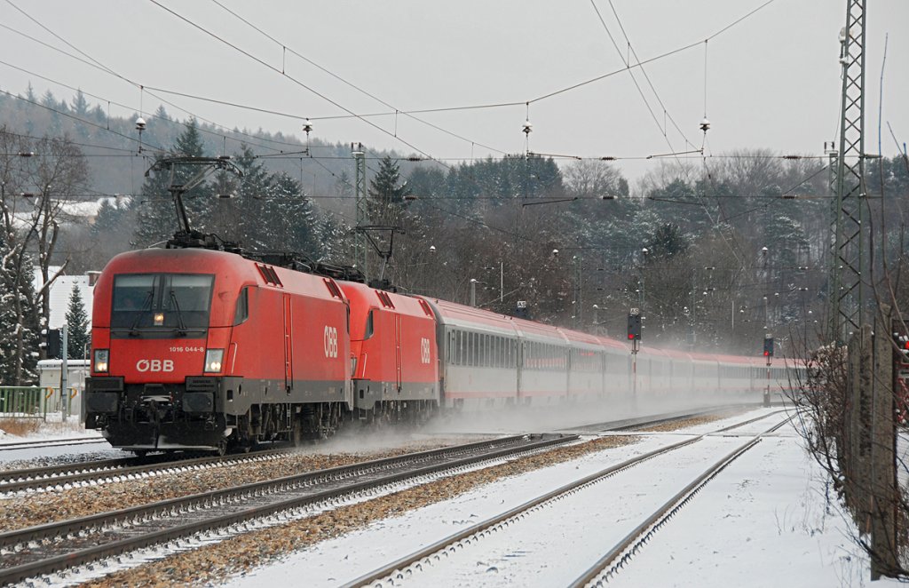 1016 044 an der Spitze des OEC 564 nach Bregenz. Tullnerbach-Pressbaum, am 18.12.2009.
