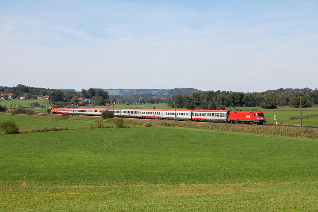 1016 044 mit EC 113 am 11.09.2011 bei Bernau am Chiemsee. Htte der Cats Taurus nicht an diesem Tag schon am EC 113 hngen knnen...