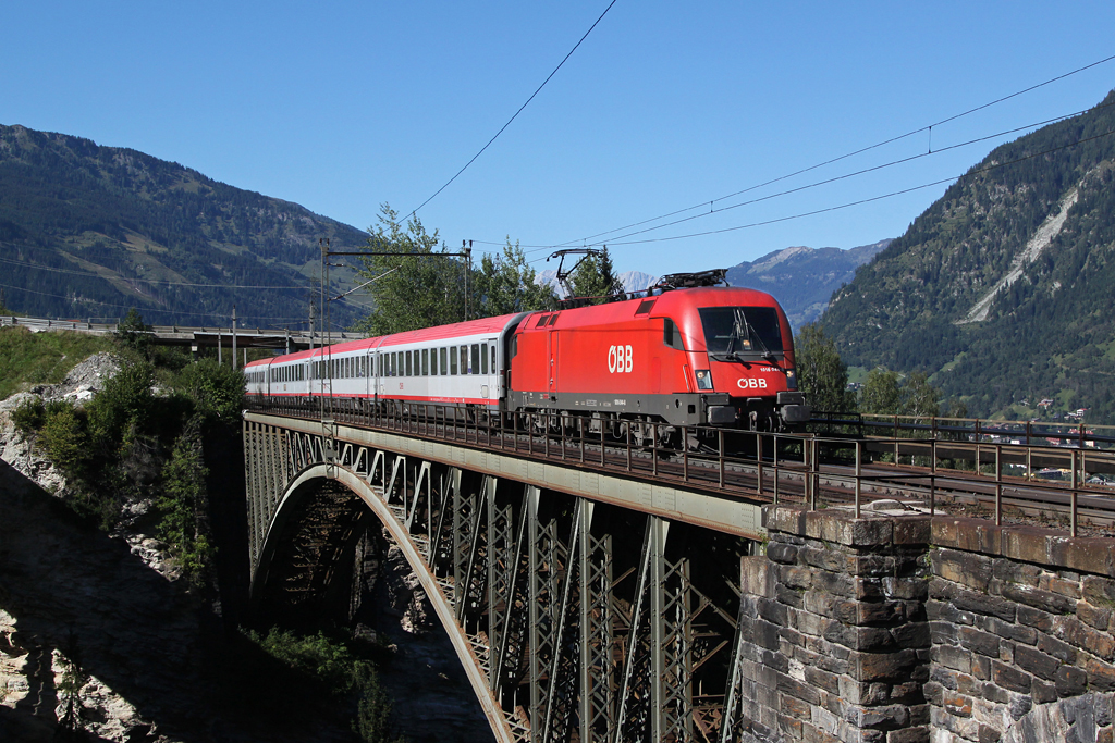 1016 044 mit EC 113 am 08.09.2012 auf der Angertalbrcke.