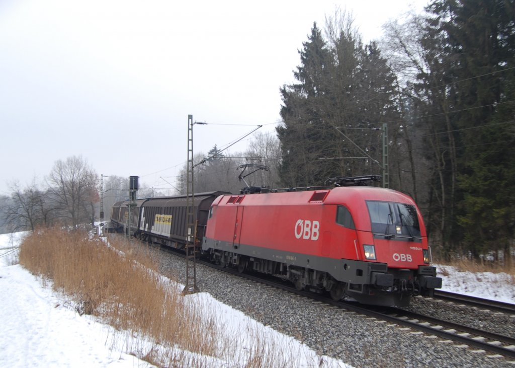 1016 046-1 hat soeben Rosenheim verlassen um ihren hauptschlich aus Schiebewandwagen bestehenden Gterzug in den Norden zu bringen. Hier wird sie in Krze die Haltestelle Grokarolinenfeld passieren. 8.2.2010