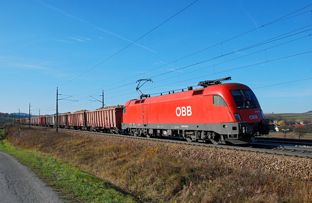 1016 046 bef�rdert einen R�benzug Richtung Wien. Neulengbach, am 19.11.2009.