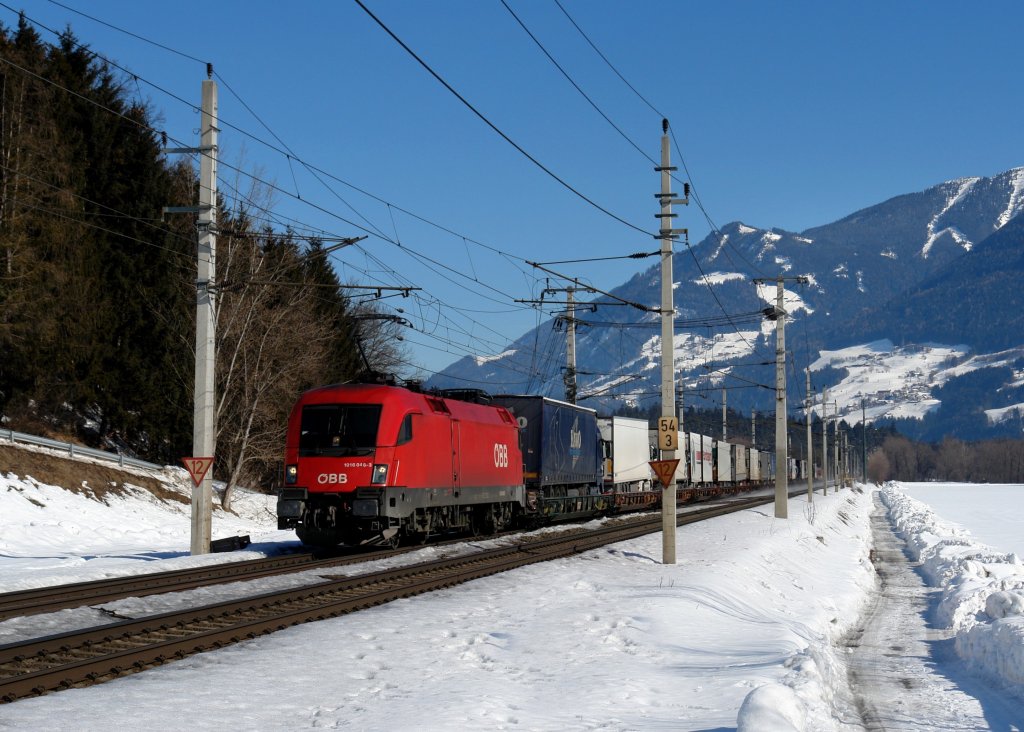 1016 046 mit einer Rola von Wrgl Terminal nach Brennersee am 21.02.2012 bei Terfens.