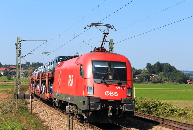 1016 049-7 mit einem Autozug in Richtung Salzburg. Aufgenommen am 10. September bei Bernau.