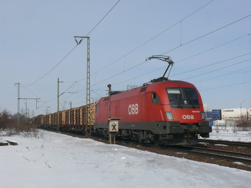 1016 049-7 mit einem Holzzug in der Nhe von Obertraubling auf dem Weg nach sterreich, 17.02.2010
