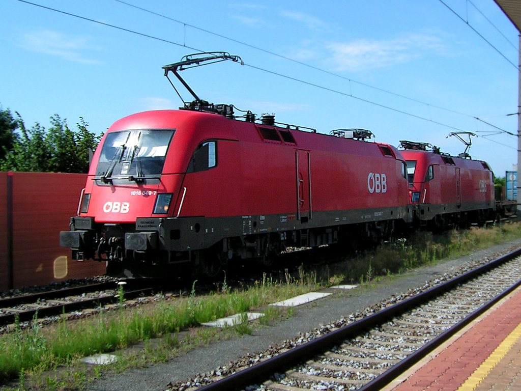1016 049-7 u 1116 196-5 mhen sich bei Marchtren mit einem Containerzug ab;100713