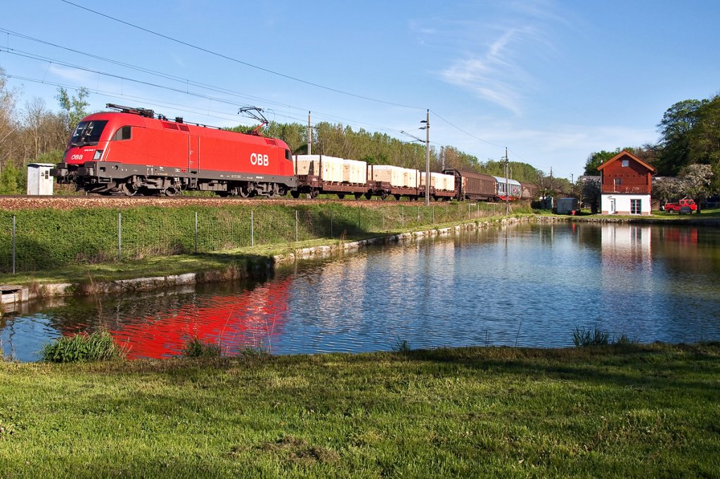 1016 049, unterwegs mit einem Gterzug Richtung Tulln. Kritzendorf, am Nachmittag des 27.04.2012.