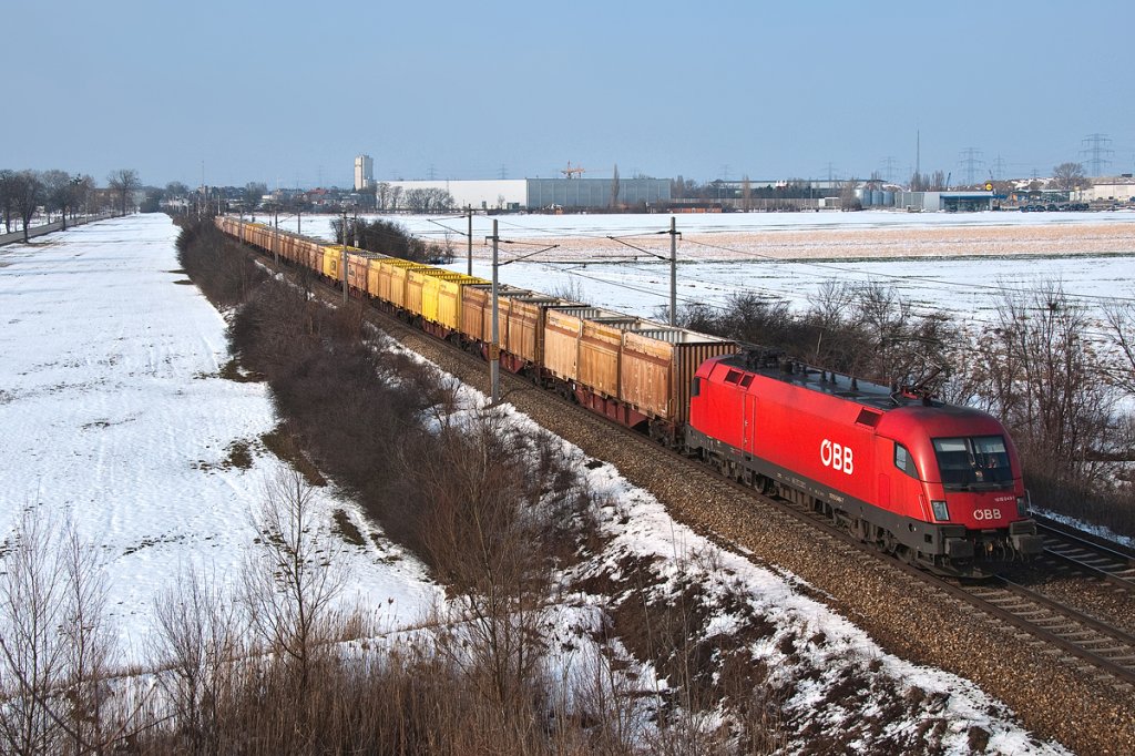 1016 049, unterwegs mit einem Ganzzug Richtung Osten. Die Aufnahme entstand am 16.02.2013 zwischen Himberg und Gramatneusiedl.