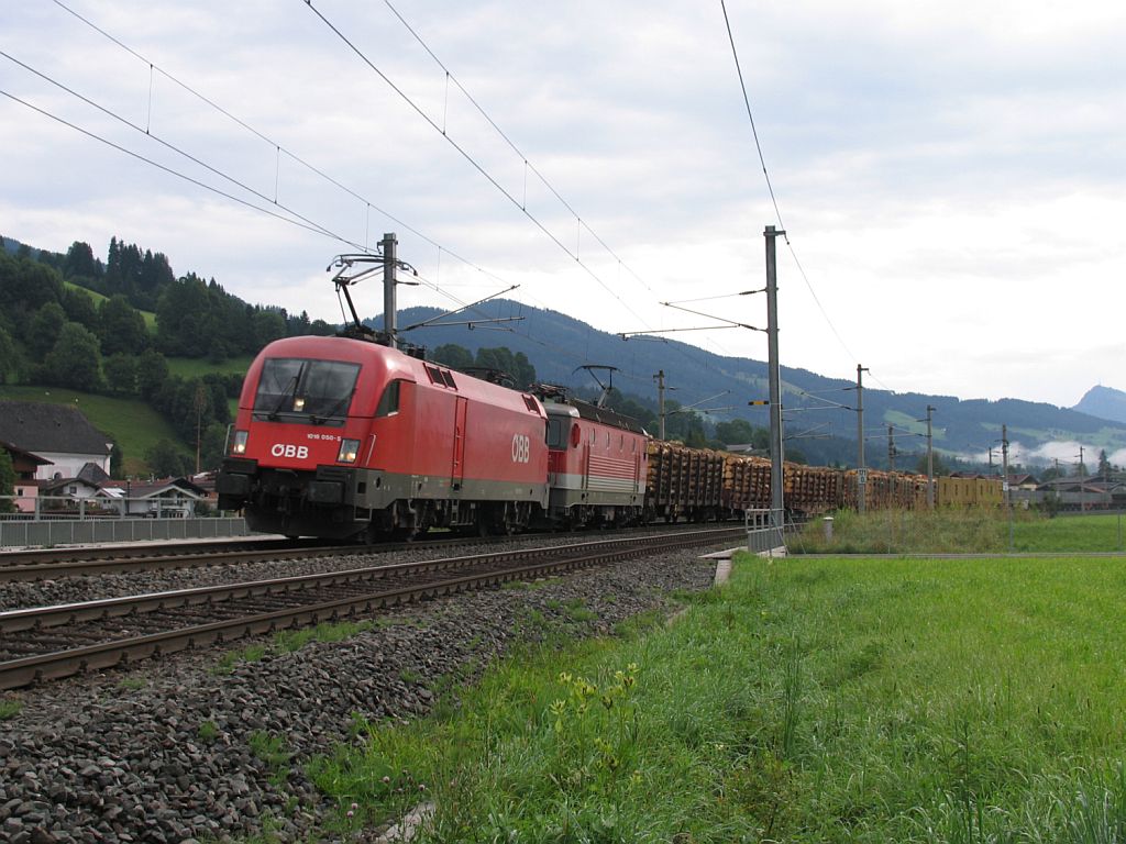 1016 050-5 und eine 1144 mit einem G�terzug in die Richtung W�rgl bei Brixen im Thale am 12-8-2010.