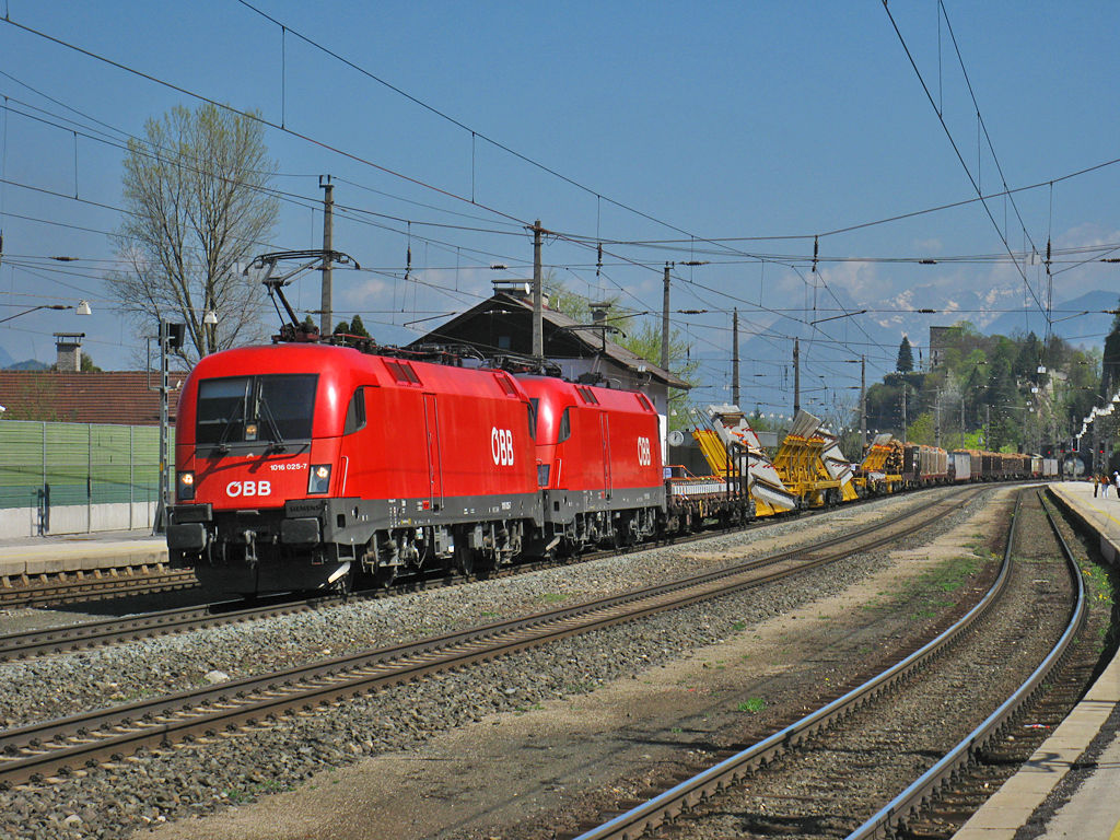 1016 mit einer weiteren Schwestermaschine ebenfalls durch Brixlegg in Richtung Westen ( 9.4.2011 ).

Lg