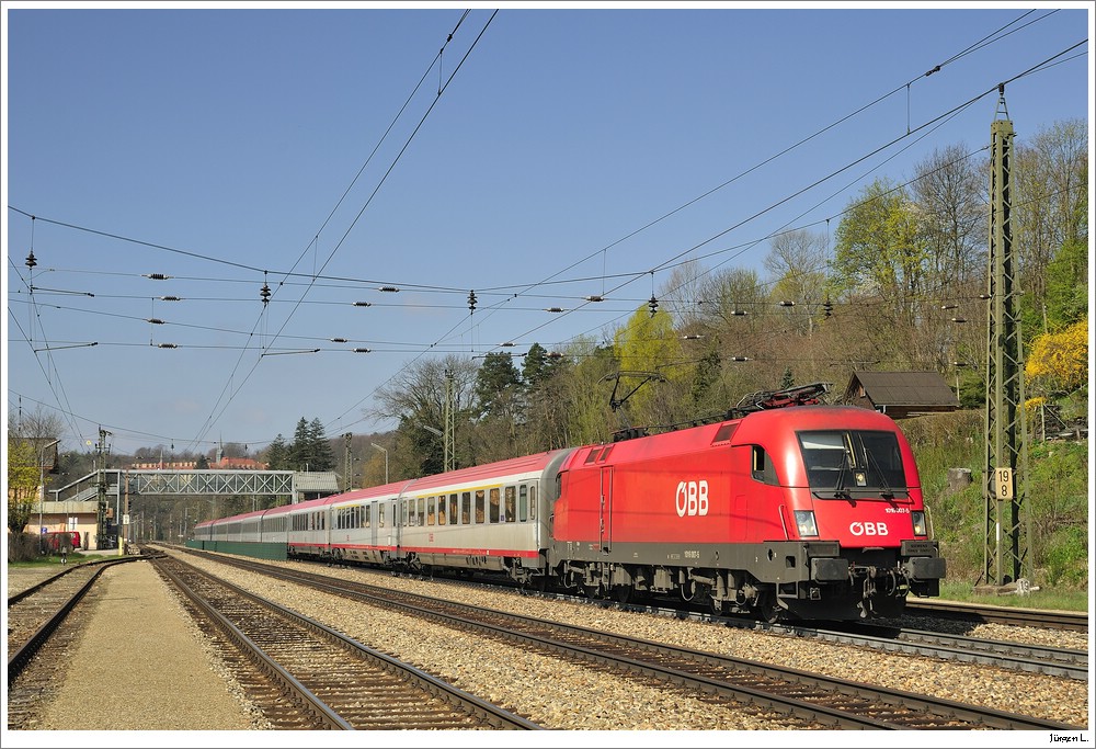 1016.007 mit einem Vulkanaschesonderzug Richtung Wien/Westbahnhof; Tullnerbach-Pressbaum, 17.4.2010.