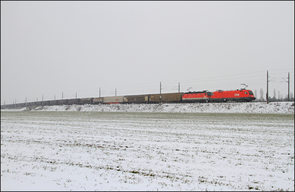 1016.009 und 1144.273 brachten am 03.04.13 einen Gterzug von Wr.Neustadt kommend ber die Pottendorfer Linie Richtung Ober-Eggendorf.