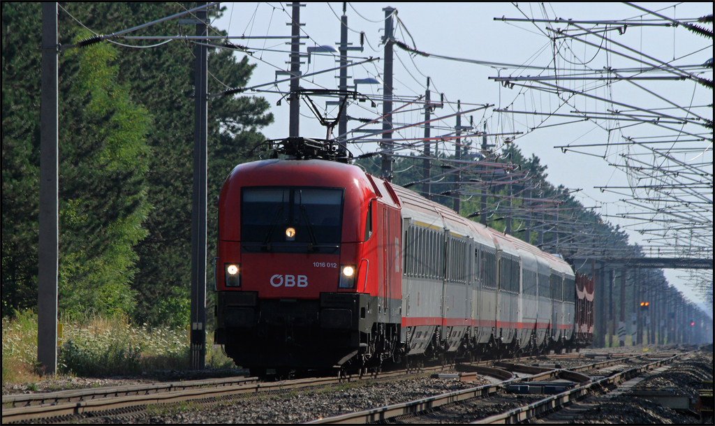 1016.012 brachte am 24.07.13 den OIC 531 von Wien Matzleinsdorf (Autoreisezuganlage) nach Lienz in Osttirol. 
Hier zu sehen auf der Neunkirchner-Allee.