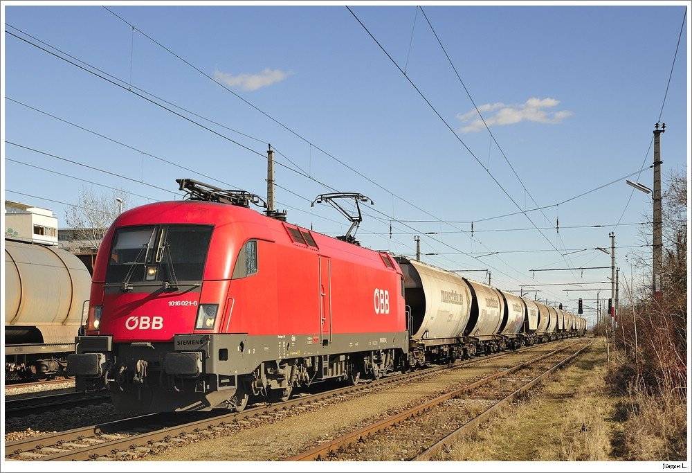 1016.021 mit einem Ganzzug in Wien/Oberlaa; 27.02.2010.