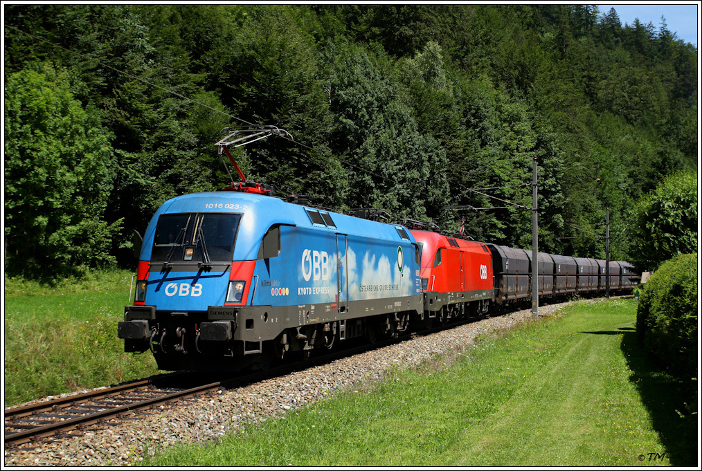 1016.023  Kyoto  und 1116.158 rauschen mit ihrem Erzzug auf der Fahrt von Eisenerz nach Leoben durch das Erzbachtal. Jassingau, 17.07.2011