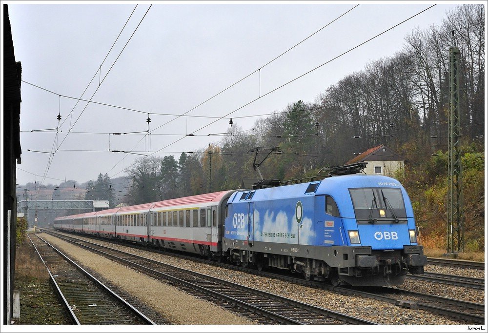 1016.023 (Kyoto) mit dem OEC 561 Richtung Wien Westbahnhof. Tullnerbach-Pressbaum, 22.11.2009.