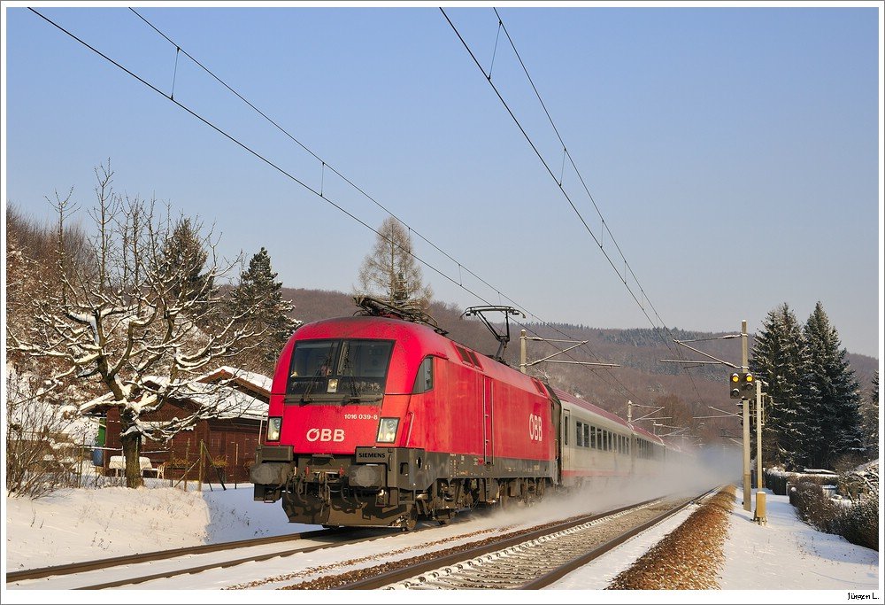 1016.039 mit dem OIC548 unterwegs von Wien/West nach Salzburg. Kurz nach Untertullnerbach, 20.12.2009.