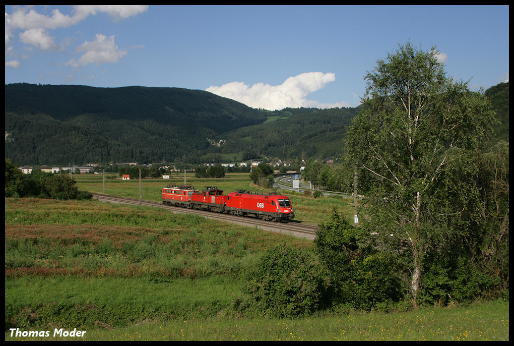 1016.050 zieht 1063.015 und die defekte 1042.007 von Leoben nach Graz als SLz 38703, aufgenommen nahe dem Bf. Peggau-Deutschfeistritz. 16.08.2010