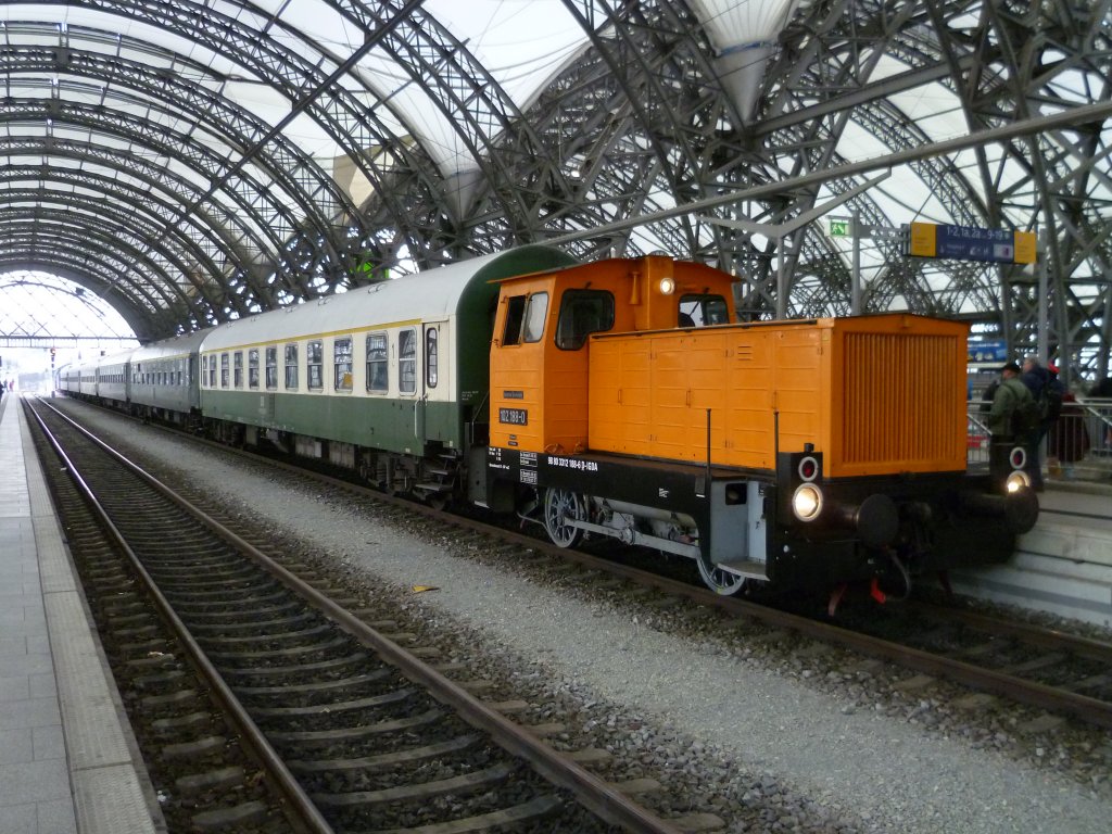 102 188 bringt am 01.04.12 den Sonderzug nach Tharant in den Hbf Dresden.