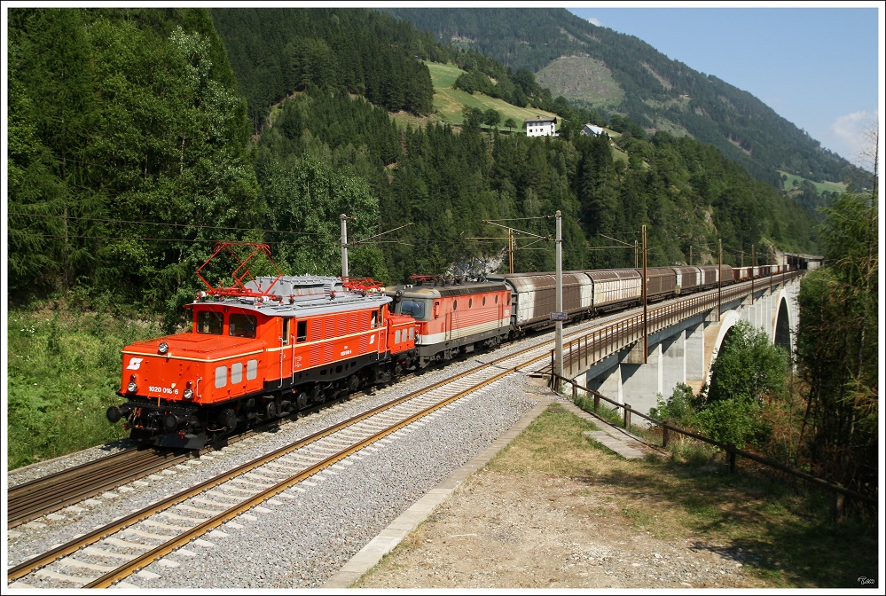 1020 018 (ex E 94.001 der Deutschen Reichsbahn) + 1144 070 fahren mit SDG 90854 von Spittal an der Drau nach Salzburg Gnigl.Es war die berstellfahrt zum E94 Treffen in Freilassing. 
Falkensteinbrcke Obervellach 16.07.2010