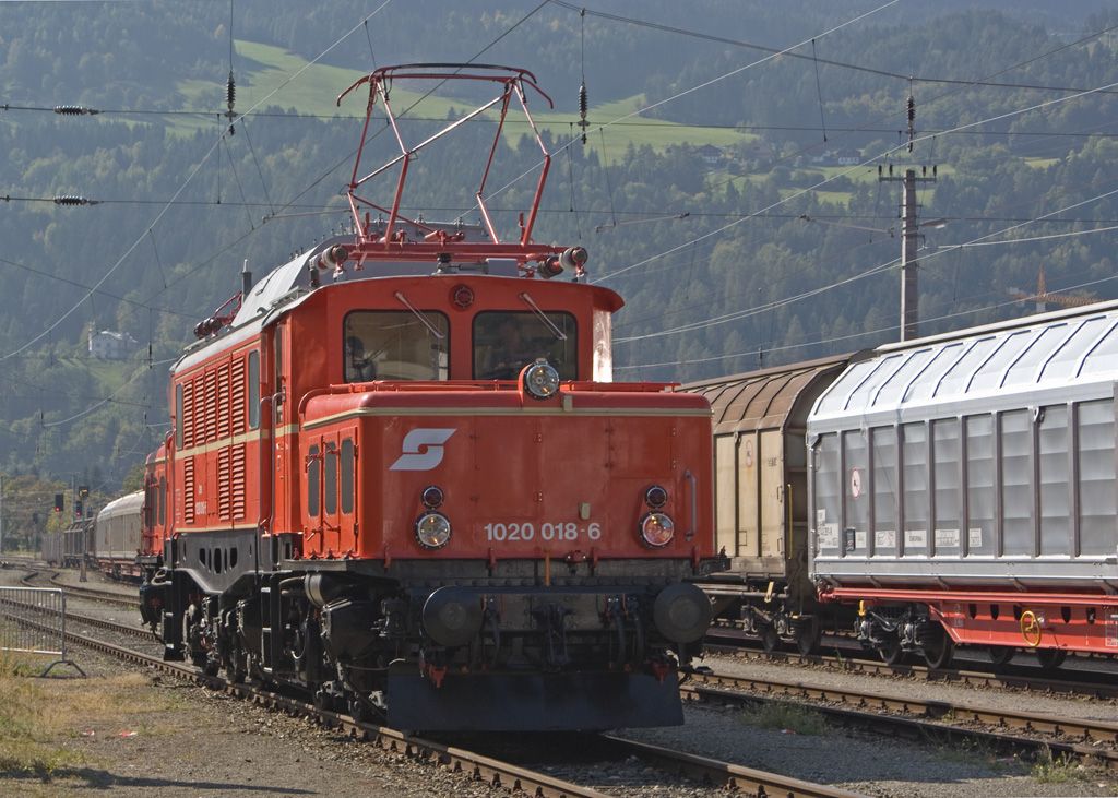 1020-018 in Lienz. Tag der Offenen Tr d. Eisenbahnfreunde Lienz, Herbst 2011 kHds
