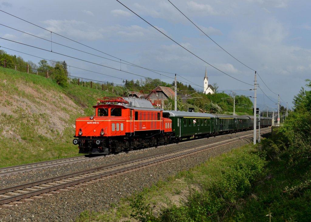 1020 018 mit einem Sonderzug am 04.05.2013 bei Mhldorf-Mllbrcke.