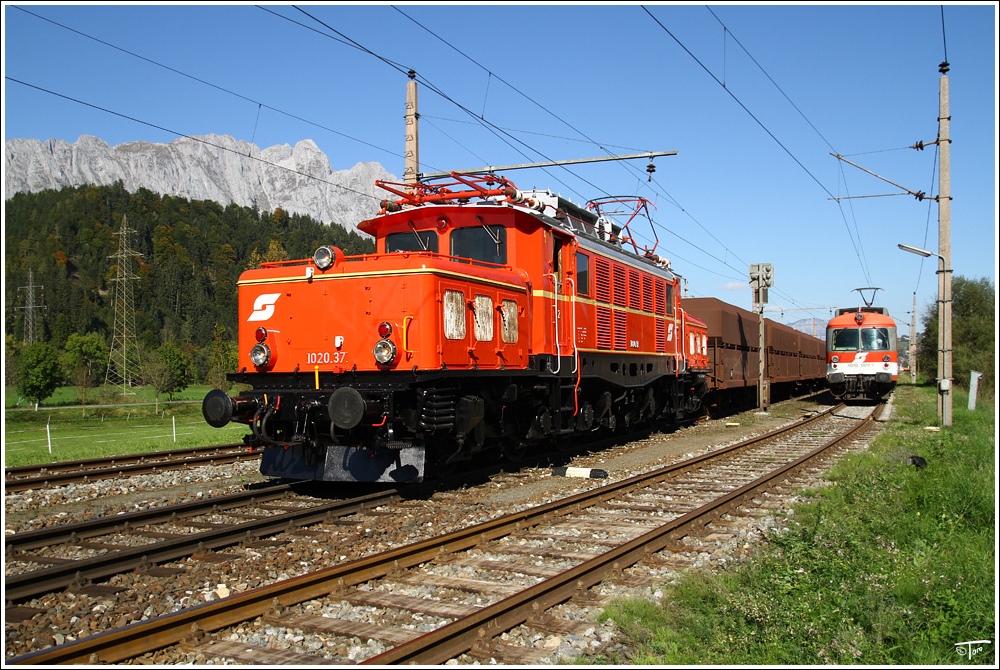 1020 037 und 4010 009 der GEG (sterreichische Gesellschaft fr Eisenbahngeschichte) bei einem Kreuzungsaufenthalt in blarn.  
4.10.2010