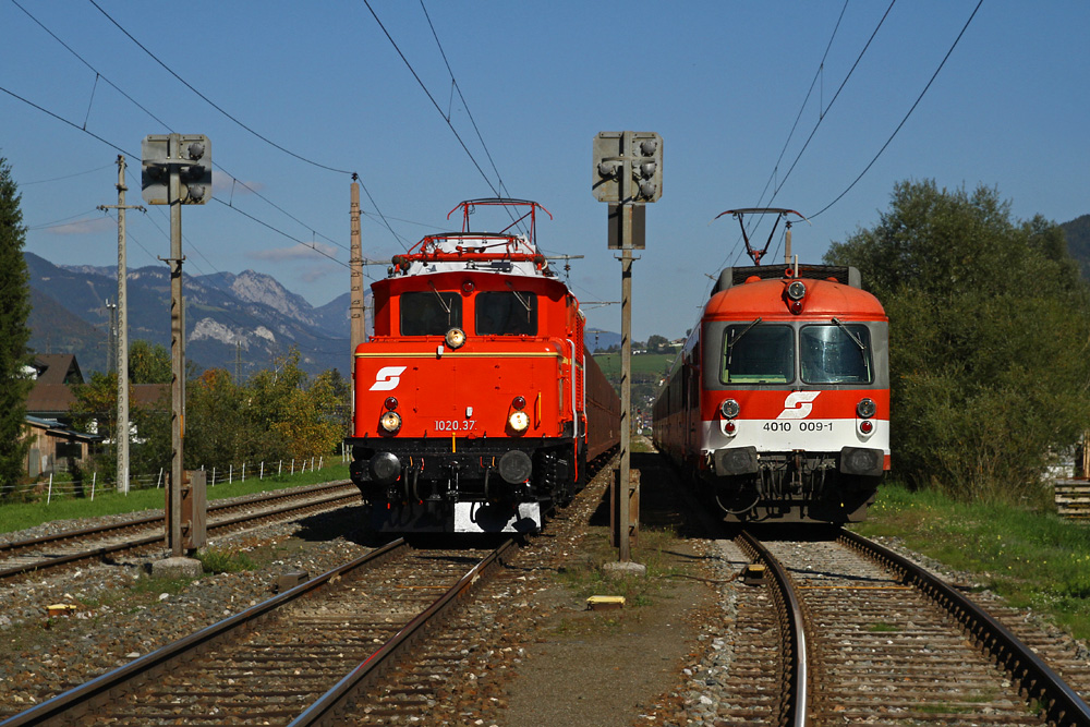 1020 037 und 4010 009 der GEG (sterreichische Gesellschaft fr Eisenbahngeschichte) bei einem Kreuzungsaufenthalt in blarn. 
4.10.2010