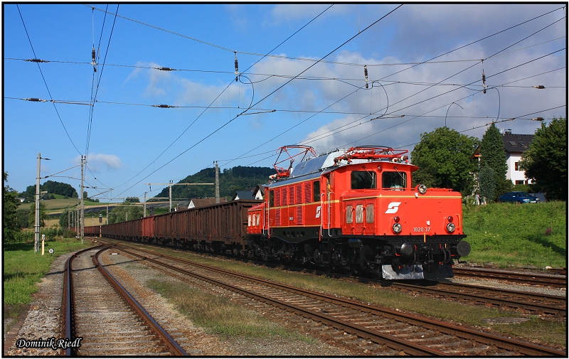 1020 037 fhrt am 09.08.2010 mit dem Sdz 95696 (Plan 47542) in den Bahnhof St.Georgen an der Gusen ein.