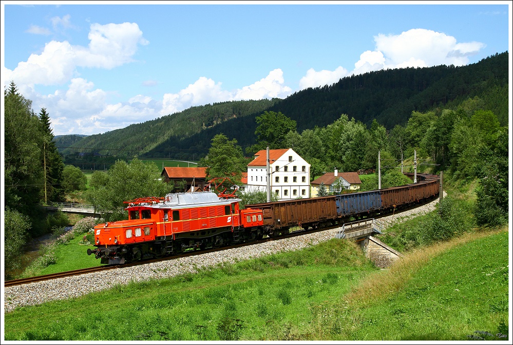 1020 037 fährt mit dem  Planstrom  Sdz 94697 (Plan 47537) auf der Summerauerbahn von Summerau nach Linz-Stahlwerke. 
Waldburg 9.8.2010