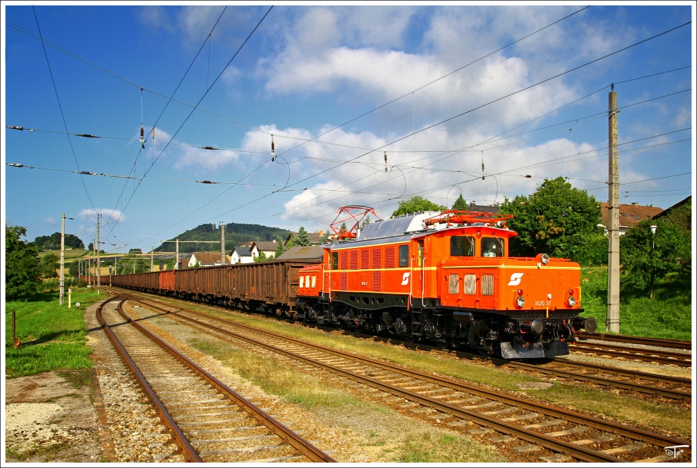 1020 037 fährt mit dem  Planstrom  Sdz 95696 (Plan 47542) auf der Summerauerbahn von Linz-Stahlwerke nach Summerau. 
St.Georgen a.d.Gusen 9.8.2010