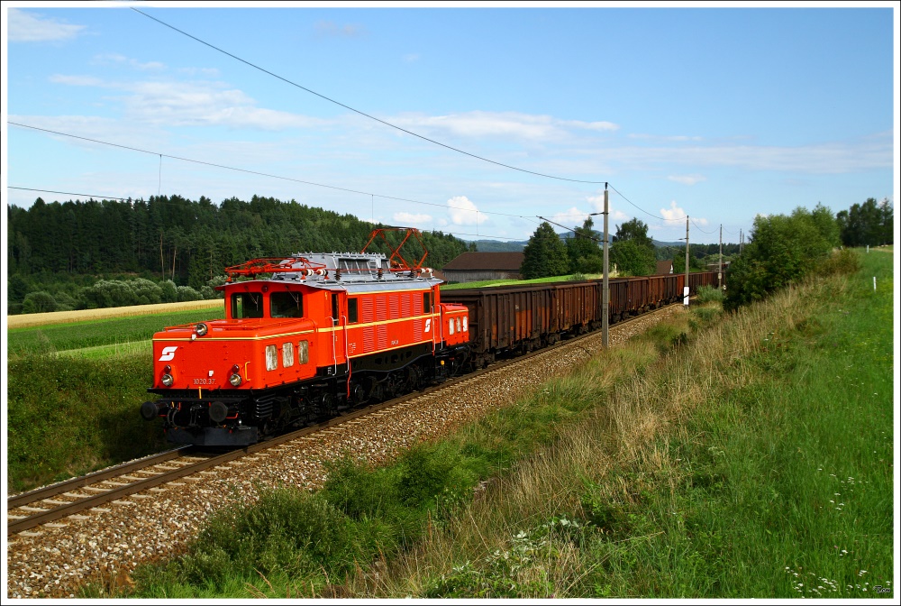 1020 037 mit dem 650t schweren Planstrom Kohlestaubleerzug 94698 auf der Fahrt von Linz-Stahlwerke nach Summerau.
Freistadt 9.8.2010