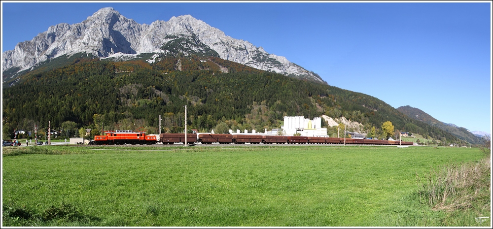 1020 037 der GEG fhrt mit dem Planstrom SDZ von Linz-Stahlwerke nach Bischofshofen. 
St.Martin mit Grimming 4.10.2010