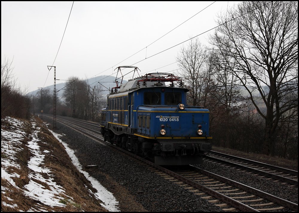 1020 041 ist von Laufach auf den Weg in Richtung Heigenbrcken. (14.03.2010)