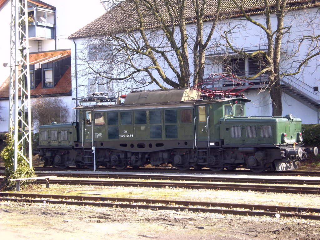 1020 042-6 wartet am 09.03.2013 in Lindau Hbf auf den Dampfsonderzug von Stuttgart