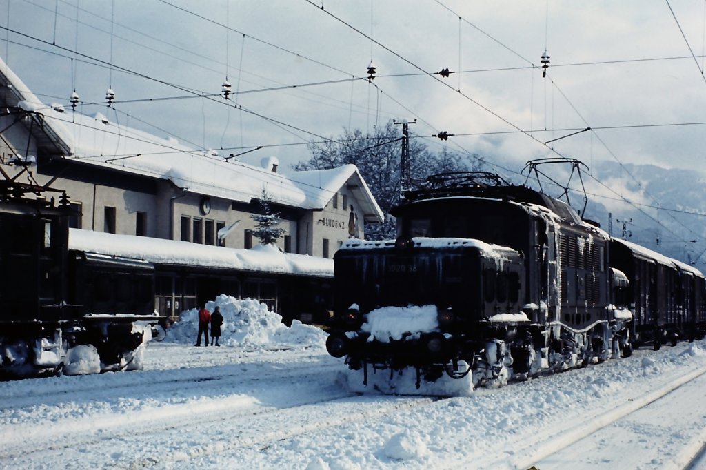 1020-Hochburg Bludenz am 16. Dezember 1976. Links 1020.45, rechts 1020.38 mit Gterzug.